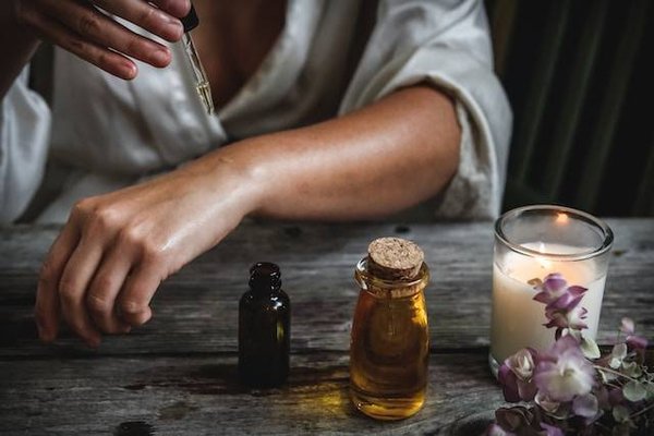 Comment utiliser le CBD pour hydrater, rajeunir et apaiser sa peau et à quel prix?
